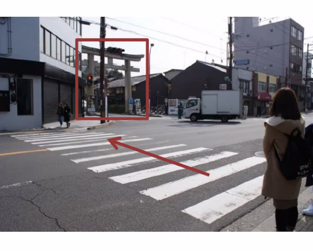 The torii at the Kodai-ji Minami Mon-dori junction, with Yasaka Pagoda visible beyond