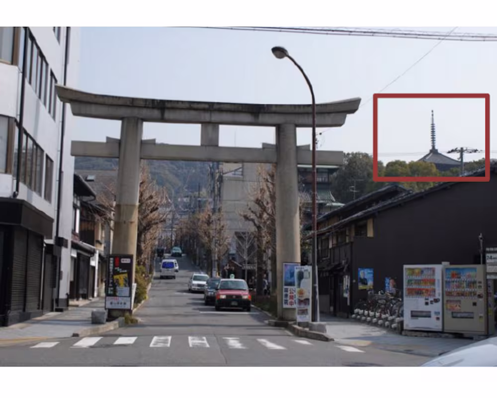 The Kodai-ji Minami Mon-dori junction seen from the crossing