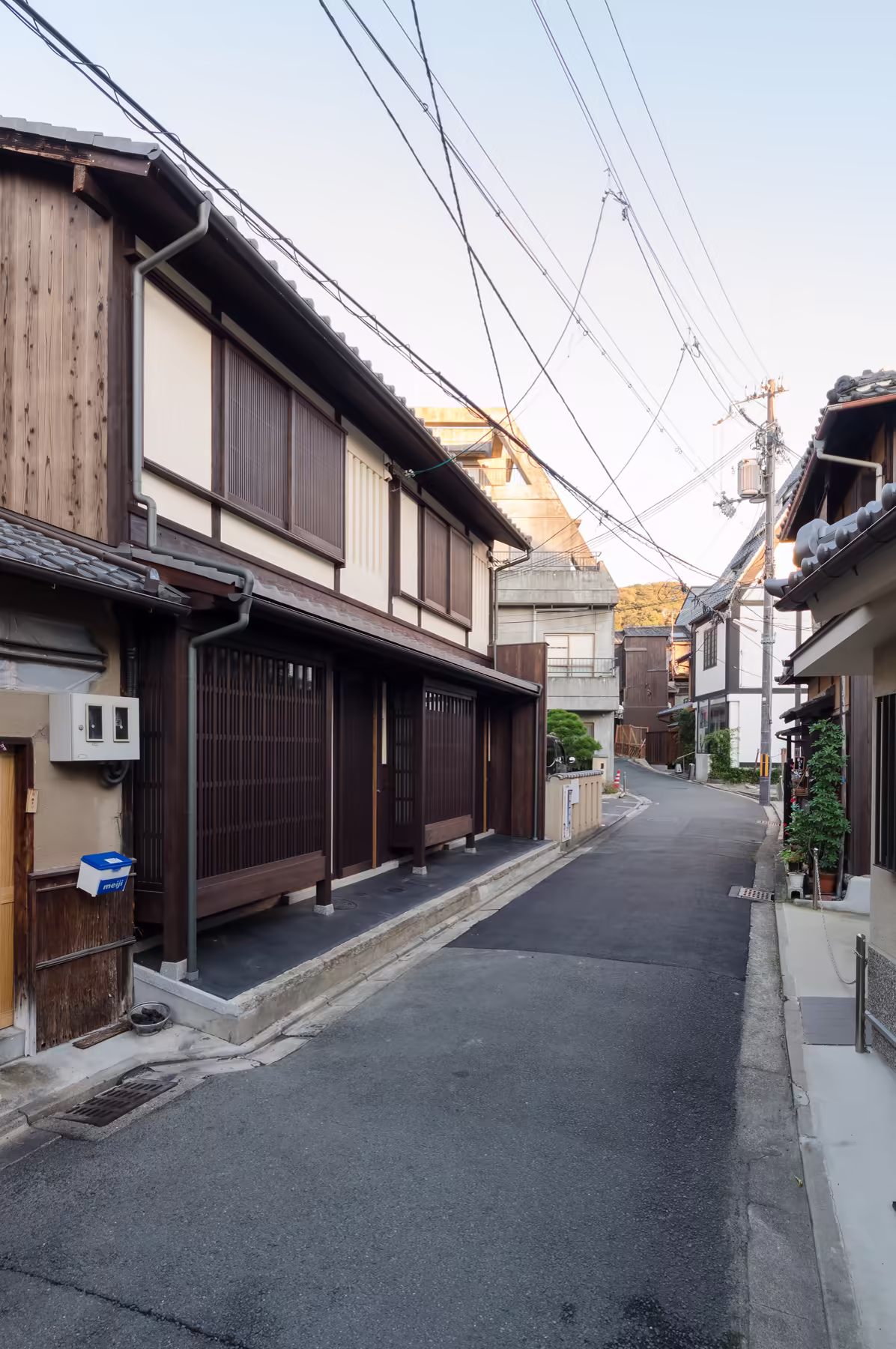 The lane outside in daylight, the two machiya on the left running down toward Higashiyama